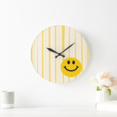 明るい黄色のストライブ柄の顔 ラージ壁時計 (ホーム)