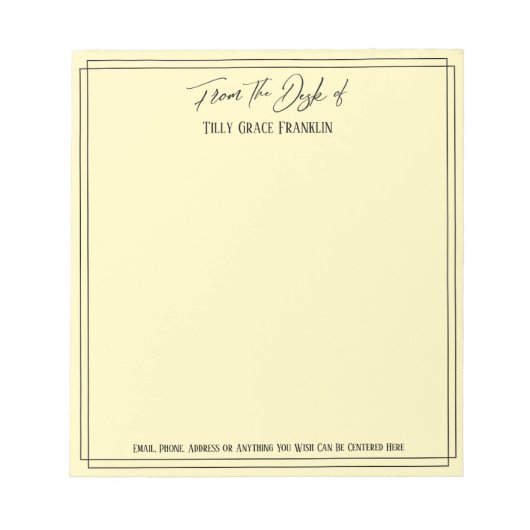 明るい黄色のデスクからシンプルの手書き ノートパッド (正面)