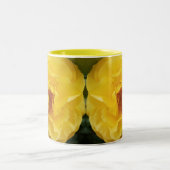 明るい黄色のバラの花の鏡像 ツートーンマグカップ (中央)