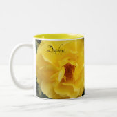 明るい黄色のバラの花の鏡像 ツートーンマグカップ (左)