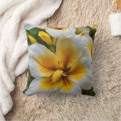明るい黄色の中心を持つ白いユリ クッション (ブランケット)