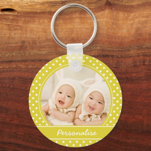 明るい黄色の水玉模様カスタムの写真と名前 キーホルダー (正面)