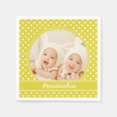 明るい黄色の水玉模様カスタムの写真と名前 スタンダードカクテルナプキン (正面)