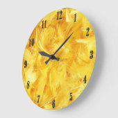 明るい黄色の羽の黒い数字 ラージ壁時計 (傾斜)