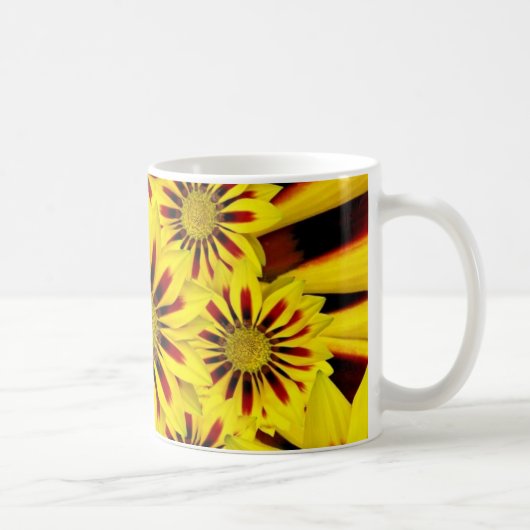 明るい黄色の花 コーヒーマグカップ (右)