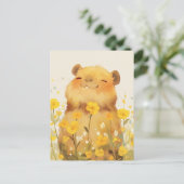 明るい黄色の野花の草原に佇む笑顔のカピバラ ポストカード (スタンド正面)