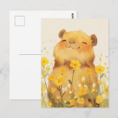 明るい黄色の野花の草原に佇む笑顔のカピバラ ポストカード (正面/裏面)