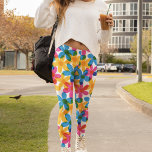 明るくヒッピーはっきりしたの花レトロフローラ レギンス<br><div class="desc">これらのレギンスであなたの服に明るいtouchをパターン(の模様が)ある追加する。鮮やかな黄色、青、マゼンタピンクの大きなヒッピーデイジーの花が重なり合うレトロなスタイルを持つ。手描きグラフィックスは、クラシックリグラフスタイル印刷を模倣するように設計されている</div>