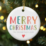 明るくメリーカラフルクリスマス家族 セラミックオーナメント<br><div class="desc">このシンプルおもしろいファミリーのメリークリスマスオーナメントは、カラフルの明るいタイポグラフィで「メリークリスマス」と一緒にあなたの名前と年を追加する場所を特色とする。背面には、一致するカラフル水玉模様デザイン。今年の冬モダンは、お客様のクリスマスにとって完璧でミニマルな家族のホリデーデコル！</div>