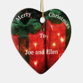 明るく照らされた、赤いプレゼント、クリスマスパーソナライズされた。 セラミックオーナメント (右)