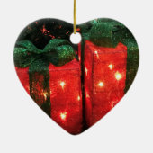明るく照らされた、赤いプレゼント、クリスマスパーソナライズされた。 セラミックオーナメント (裏面)