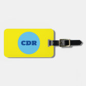 明るく目を引くモノグラムの ラゲッジタグ (正面横)