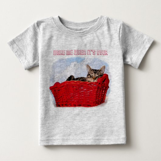 明るく赤いバスケットの睡眠の子ネコ ベビーTシャツ (正面)