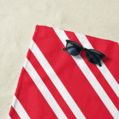 明パーソナライズされたるい赤と白ストライプ ビーチタオル (インサイチュ)