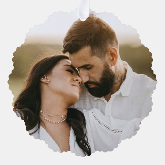 明モダン結婚したるい赤の休日の写真 オーナメントカード (裏面)