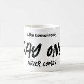 明日のように、1日は決して来 コーヒーマグカップ (中央)