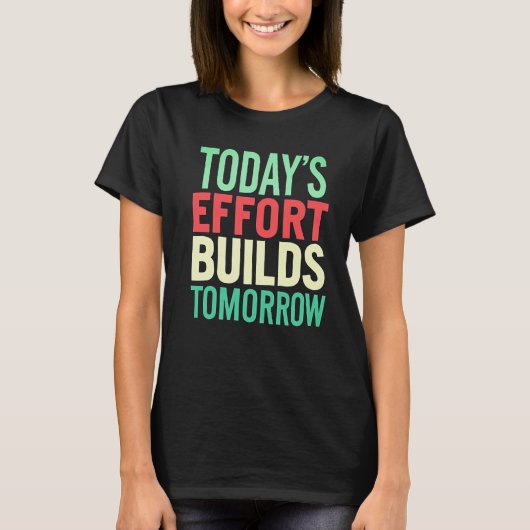明日の女性を奮い立たせる 今日の努力 Tシャツ (正面)
