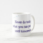 明日まで延期できる何を決して今日しないで下さい コーヒーマグカップ (正面右)