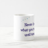 明日まで延期できる何を決して今日しないで下さい コーヒーマグカップ (中央)