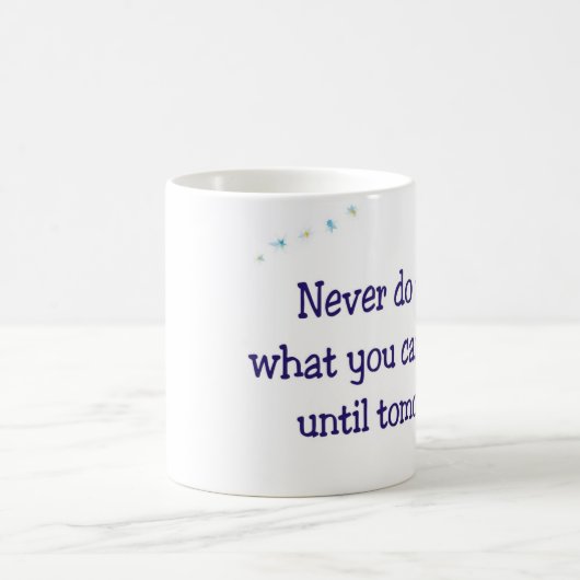 明日まで延期できる何を決して今日しないで下さい コーヒーマグカップ (中央)