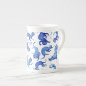 明時代風ブルーの浮遊猫マグカップ ボーンチャイナマグカップ (正面右)