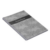 明白なタイルの陶磁器の表面の灰色文字 ノートブック (右側)