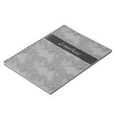 明白なタイルの陶磁器の表面の灰色文字 ノートブック (左側)