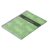 明白なタイルの陶磁器の表面の灰色文字 ノートブック (左側)