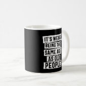 昔の人の風変わりユーモアと同じ年だ コーヒーマグカップ (正面右)