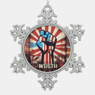 星とストライプのフレーム：思い出を高める スノーフレークピューターオーナメント