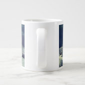 星とヴィンテージクリスマススノーエンジェル歩く ジャンボコーヒーマグカップ (裏面)