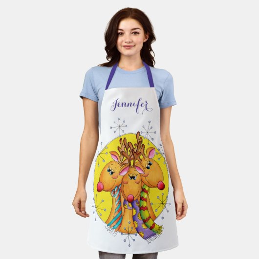 星にスカーフを巻いたかわいいクリスマスのトナカイ エプロン (着用した状態)