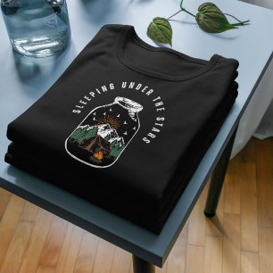 星の下で眠る屋外キャンプ Tシャツ