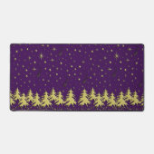 星の紫の空に金色の光沢のあるクリスマスツリー デスクマット (正面)