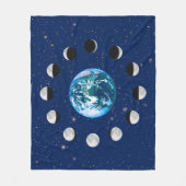 星の背景にある地球と月の相 フリースブランケット (正面)