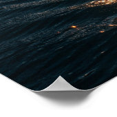 星の軌跡:さざ波に照らされた水の上の日光 ポスター (角)