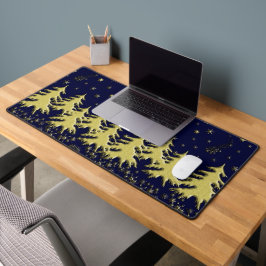 星の青空に金色に輝くクリスマスツリー デスクマット