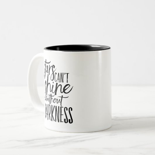 星は暗闇のマグカップなしには輝くことができない ツートーンマグカップ (正面左)