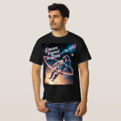 星を超えた夢 – 宇宙飛行士が宙を漂う Tシャツ (正面フル)