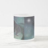 星を通した黒いオオカミの飛行 フロストグラスマグカップ (中央)