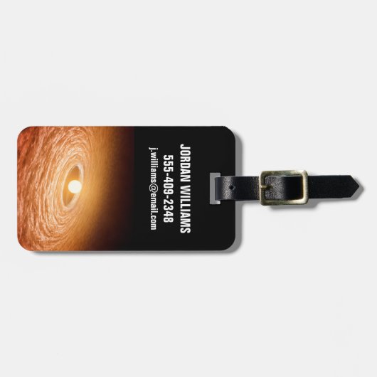 星フーオリオニスを取り巻く材料のディスク。 ラゲッジタグ (正面横)