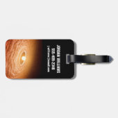 星フーオリオニスを取り巻く材料のディスク。 ラゲッジタグ (裏面横)