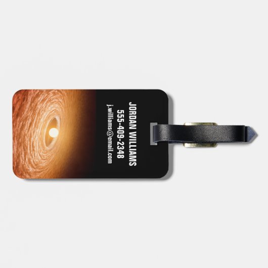 星フーオリオニスを取り巻く材料のディスク。 ラゲッジタグ (裏面横)