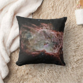 星団は炎の星雲の中心にある。 クッション (ブランケット)