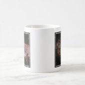 星団は炎の星雲の中心にある。 コーヒーマグカップ (中央)