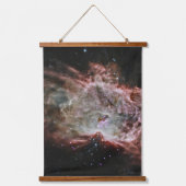 星団は炎の星雲の中心にある。 吊り下げ型タペストリー (正面)