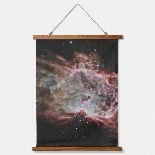 星団は炎の星雲の中心にある。 吊り下げ型タペストリー (正面)