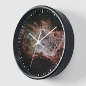 星団は炎の星雲の中心にある。 壁時計 (傾斜)