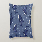 星明かりのジンベイザメ(暗い) アクセントクッション (正面(垂直))