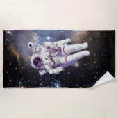 星明かりの宇宙で浮かんでいる宇宙飛行士 ビーチタオル (正面)